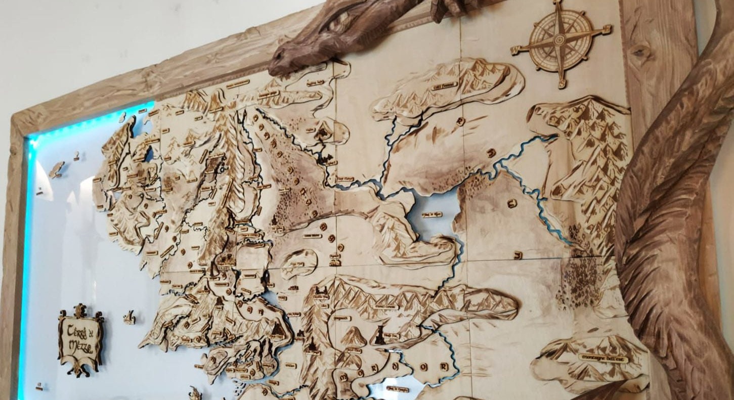 Mappa fantasy personalizzata in legno, incisa e rifinita a mano